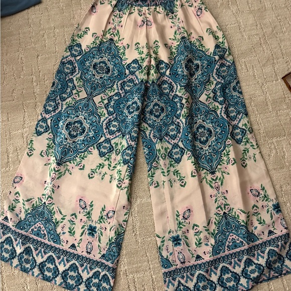 Floral Patterned Wide-Leg Pants - Picture 2 of 5